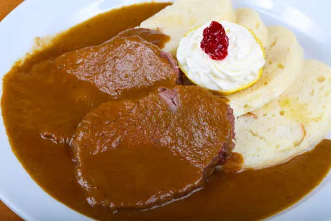 Svíčková na smetaně: Zarter Rinderbraten mit cremiger Rahmsauce, Knödeln und Preiselbeeren