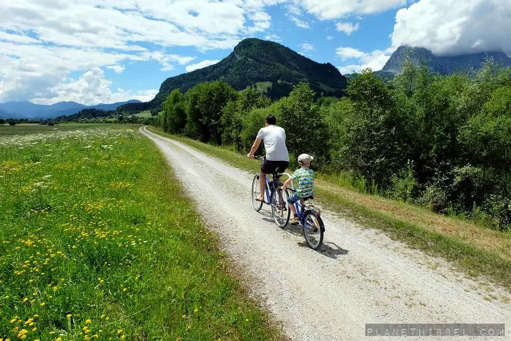 Swimmingpool im Familienhotel Furtherwirt mit Blick auf die umliegenden Berge