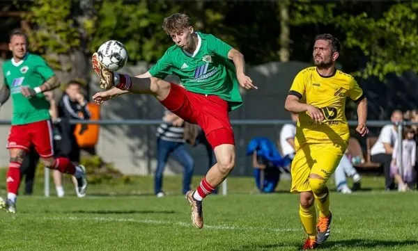 Szene aus einem Salzlandliga-Match zwischen Felgeleben und Union Schönebeck II, typisch für den regionalen kfv fussball.