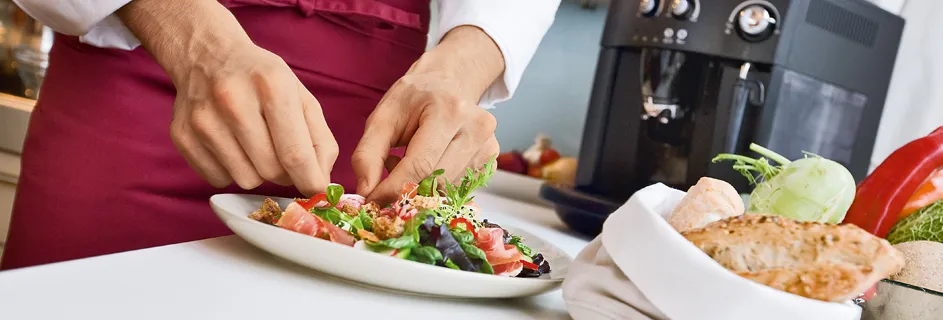Szene aus einer deutschen Küche mit frischen Zutaten und Kochutensilien