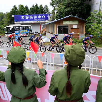 Szene von der 2. Etappe der Tour of Guangxi 2025, eine Gruppe von Radfahrern in engen Kurven