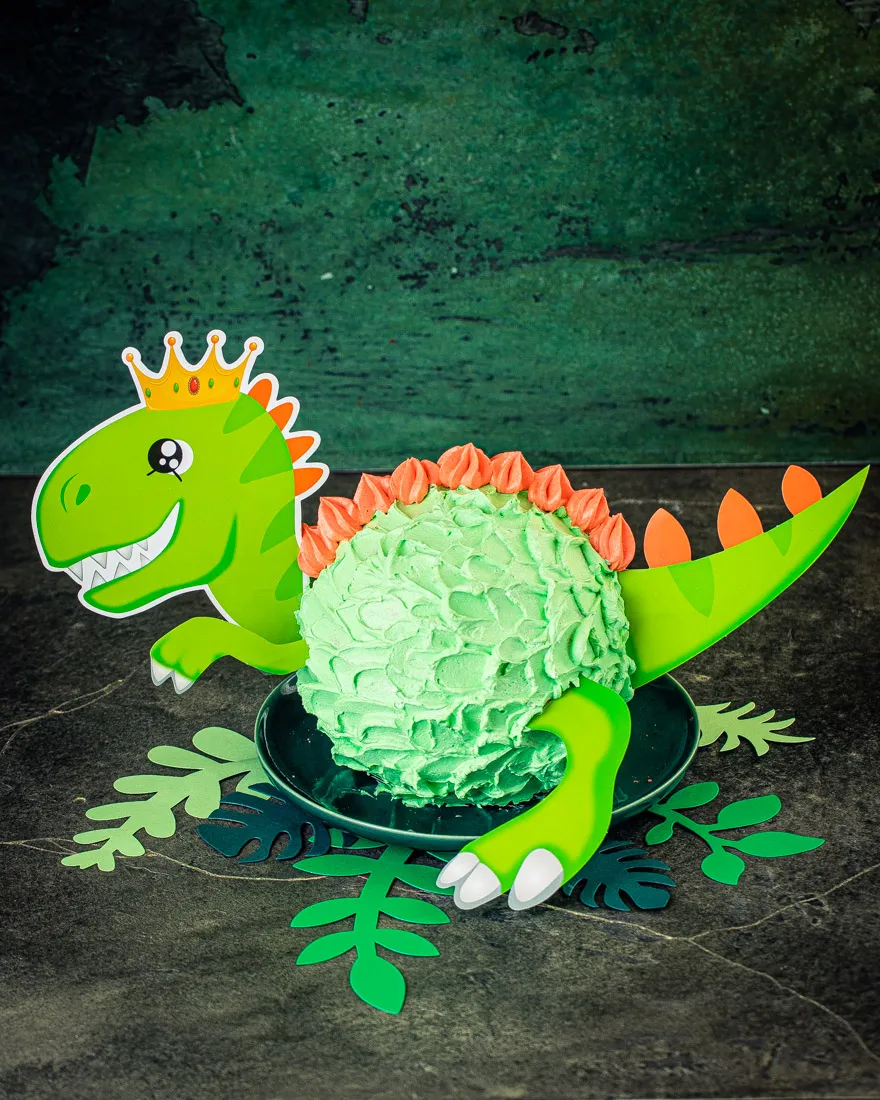T-Rex Dinosaurier Torte für Jungs Jungen Kinder Kindergeburtstagstorte Redvelvet einfach backen backmischung heike herden