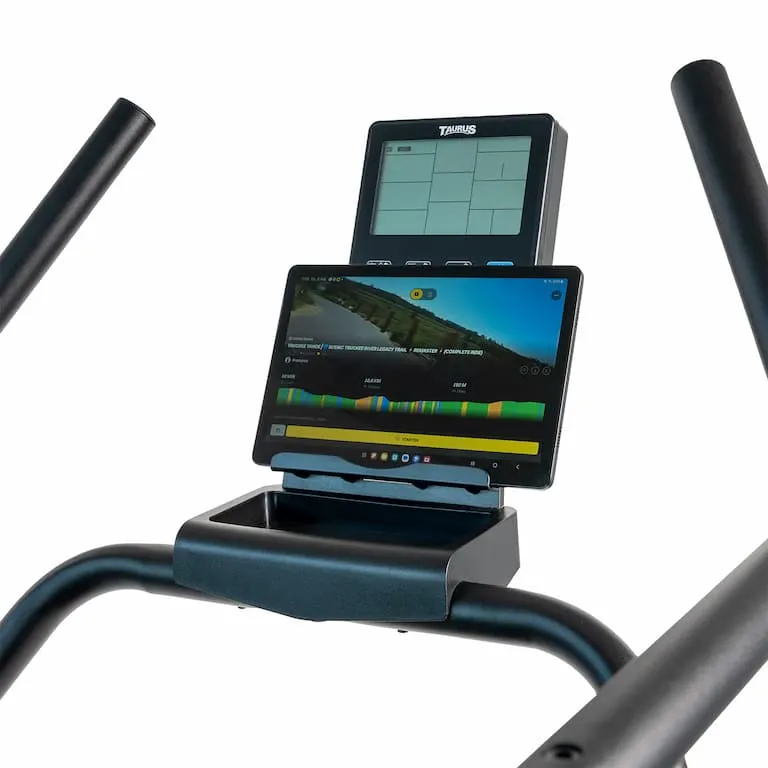 Tablethalterung und Konsole des Taurus Run-X Curved Treadmill. Auf der Konsole ist die App Kinomap geöffnet. Man erkennt ein Streckenvideo-Workout.