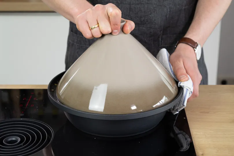 Tajine mit aufgesetztem Deckel, bereit zum Schmoren im Ofen