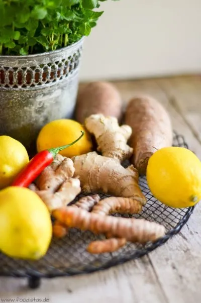 Tajine Topf mit konischem Deckel auf dem Herd, bereit zum Karen der aromatischen Kefta-Tajine.