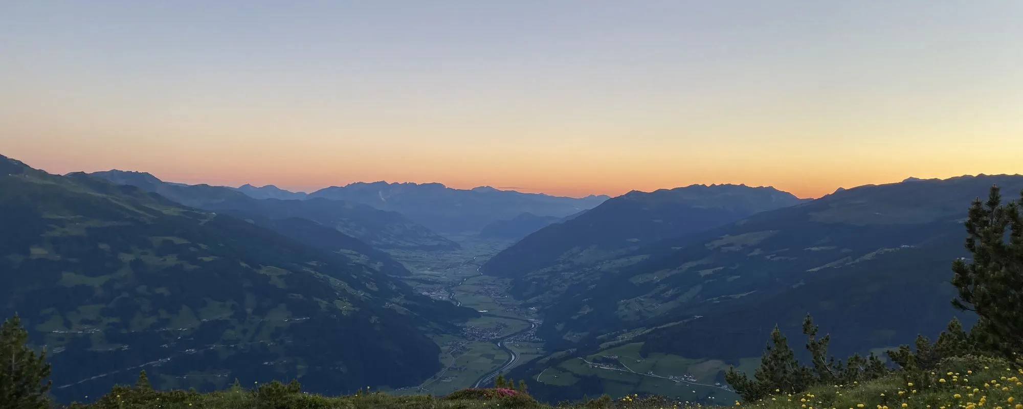Talblick im frühesten Morgenlicht