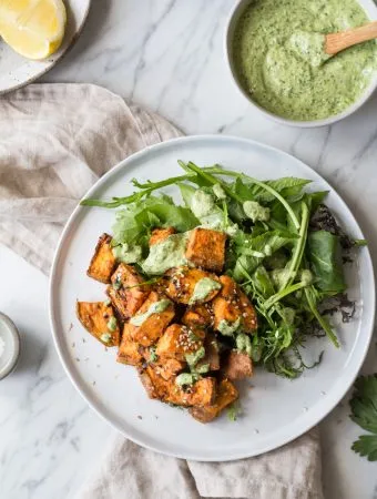 Tamari-geröstete Süßkartoffeln mit Tahini-Dip