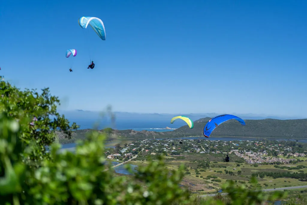 Tandem-Paragliding über der beeindruckenden Landschaft von Wilderness, ein Adrenalinkick auf der Garden Route