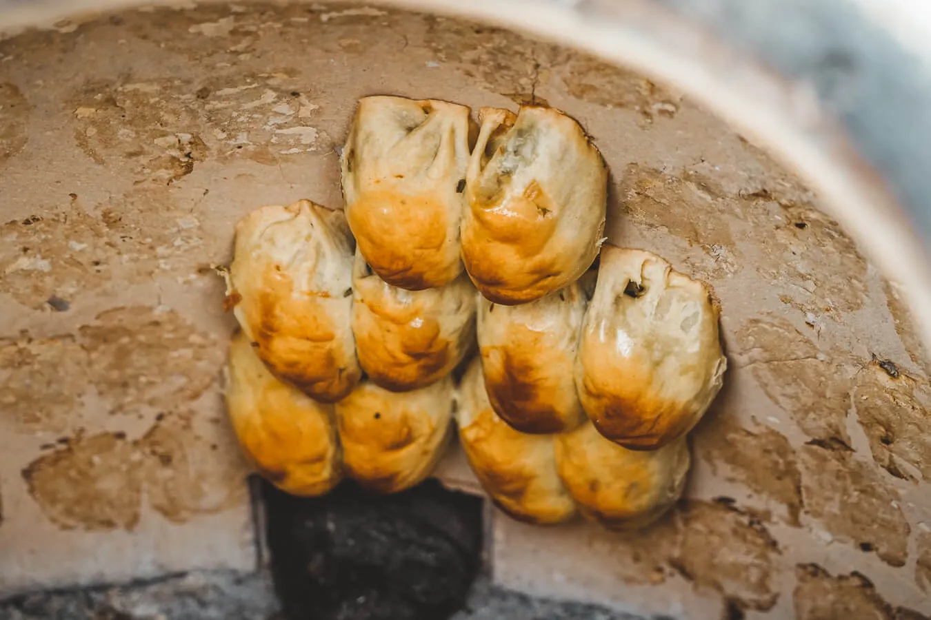 Tandyr Samsa, gebacken in einem traditionellen Tandyr-Ofen