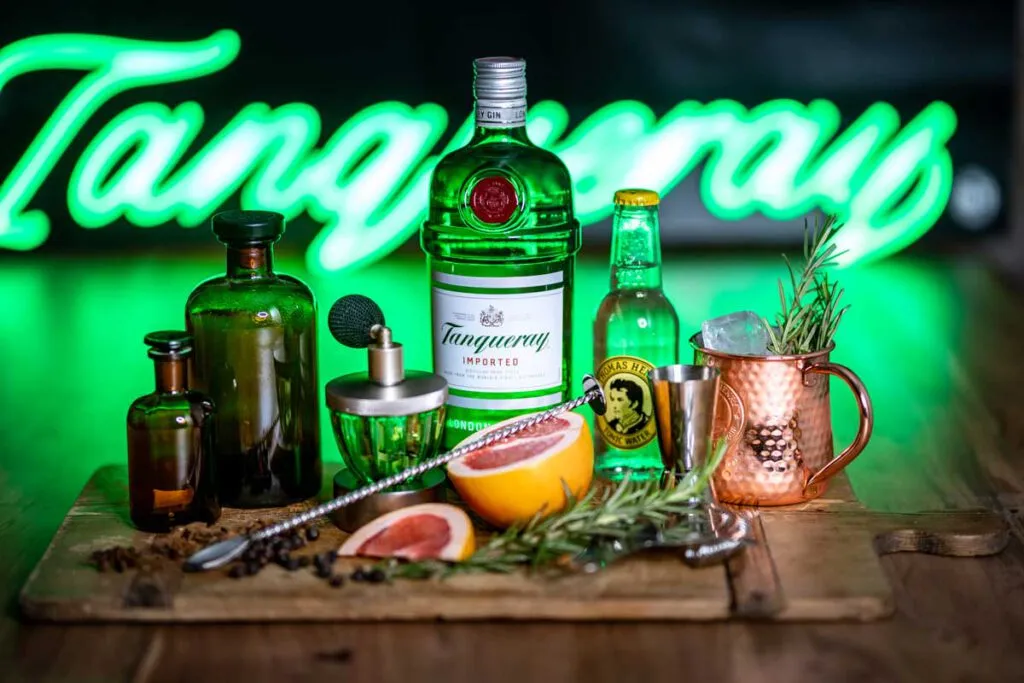 Tanqueray Gin und Zutaten für Cocktails