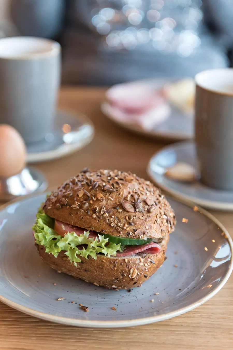 Tasse Kaffee und Gebäck auf einem Holztisch bei Döbbe