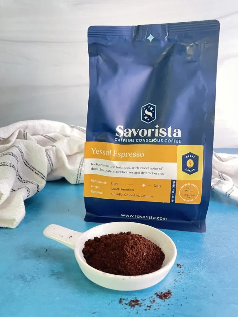 Tasse mit frisch gebrühtem Kaffee