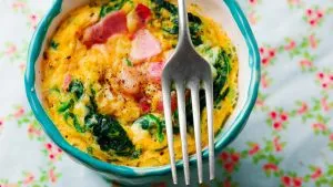 Tassen-Quiche mit Spinat und Cheddar, schnell in der Mikrowelle zubereitet