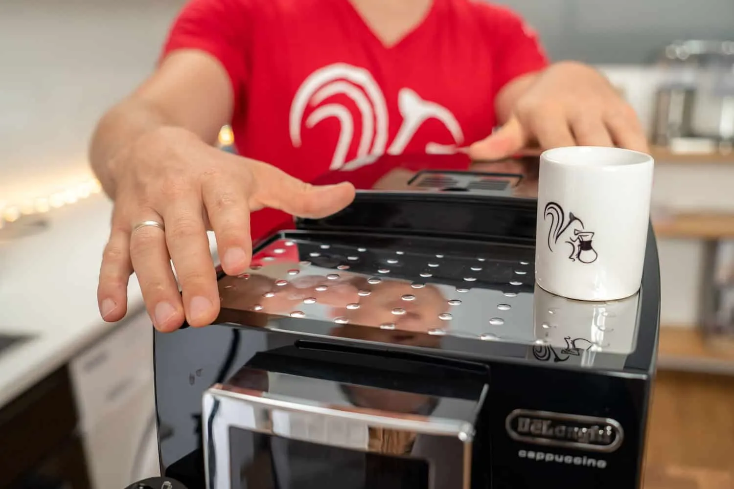 Tassenwärmplatte des DeLonghi ECAM 23.466.B Kaffeevollautomaten für perfekt temperierten Kaffee