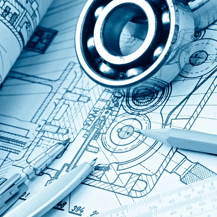 Technische Zeichnungspläne mit Bleistiften und Lineal.