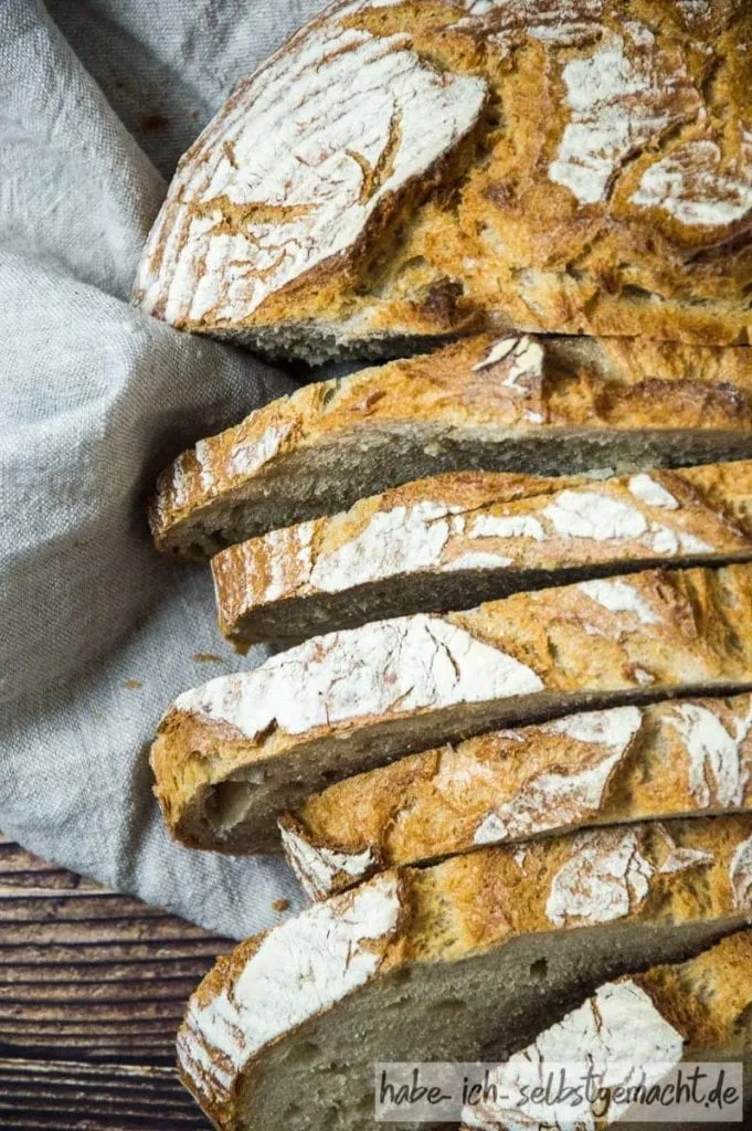 Teig für Bauernbrot ruht in einer Schüssel