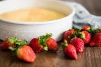 Teig für den Marienkäferkuchen in einer Springform bereit zum Backen