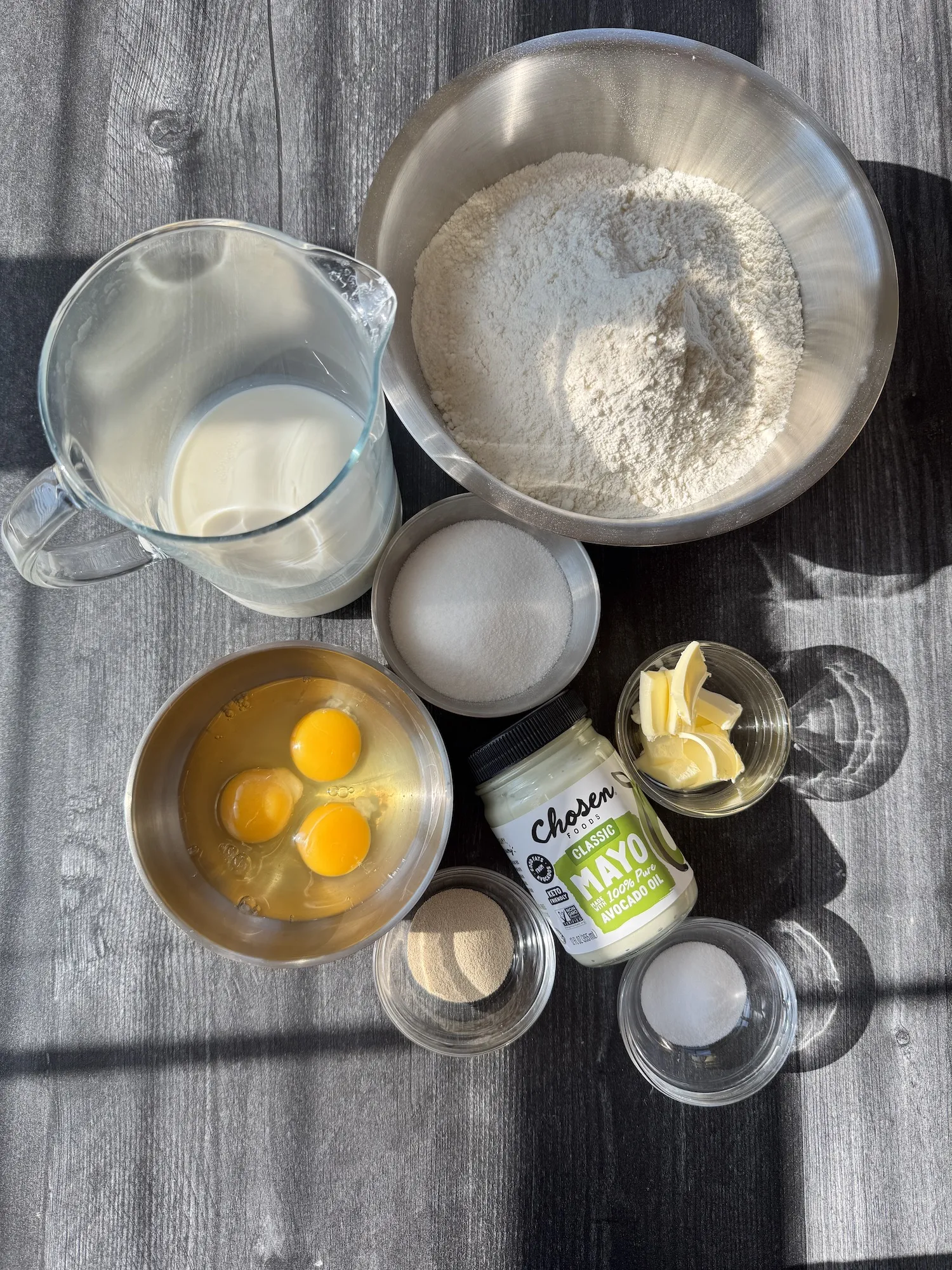 Teig mit Avocadoöl-Mayonnaise und Butter in einer Küchenmaschine kneten