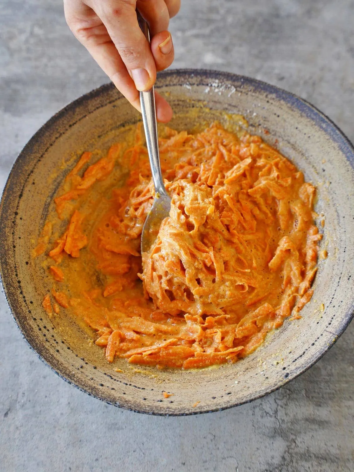 Teig mit Möhren in Schüssel