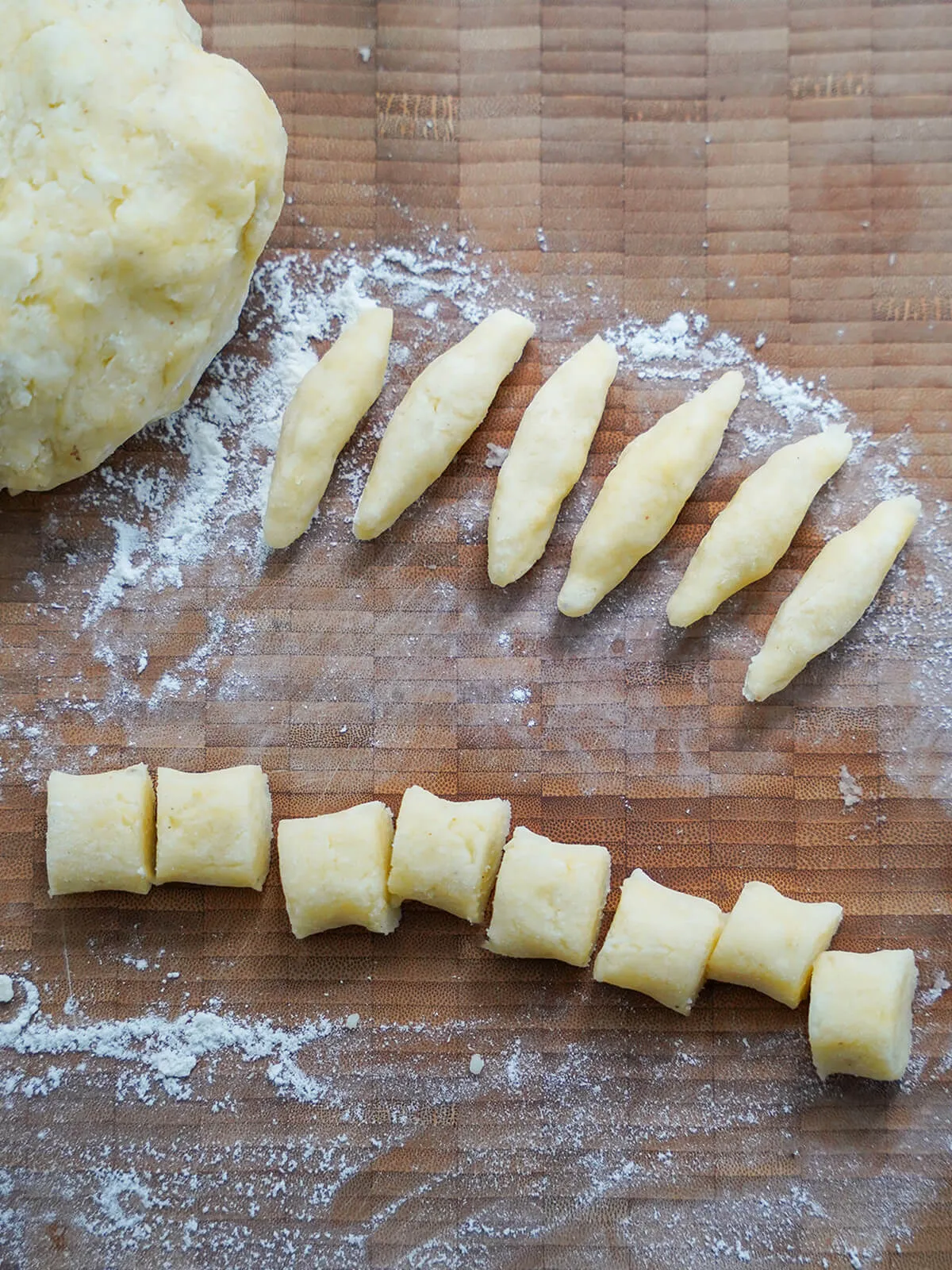 Teigkugel, einige Stücke in Abschnitte geschnitten und einige zu fingerähnlichen Formen geformt.