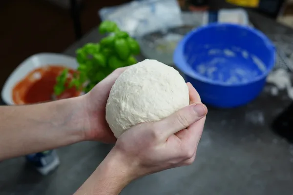 Teigkugeln formen für das Backen von Pizza