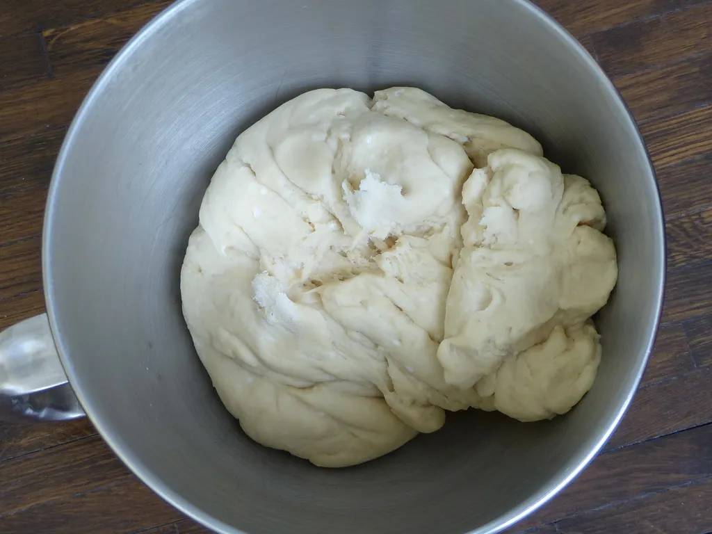 Teigschüssel mit gehen gelassenem Laugenteig, bereit zum Verarbeiten