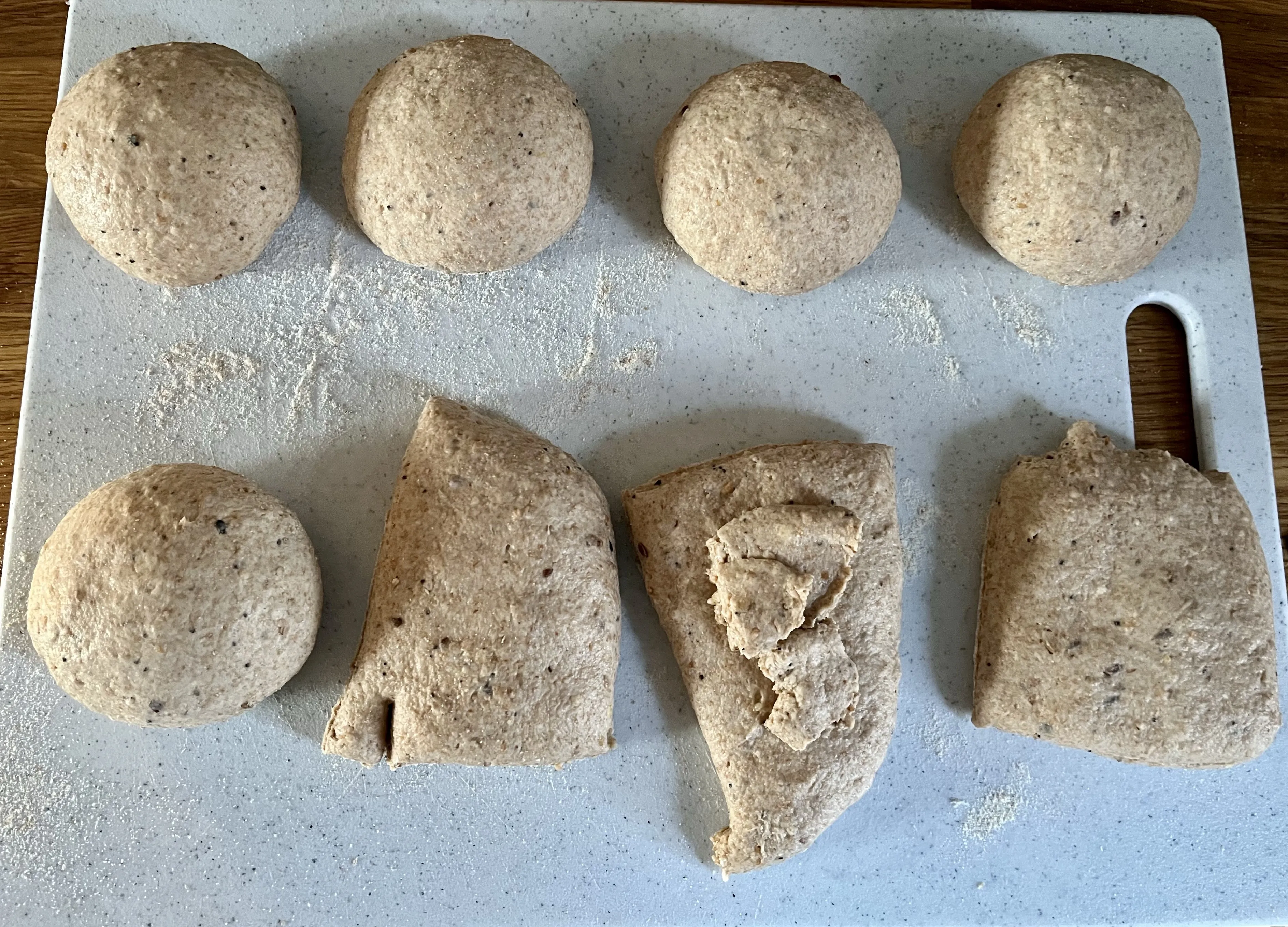 Teigstücke zu Brötchen vorformen