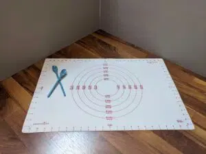 Teigunterlage mit Brotteig bereit zum Falten und Rundwirken