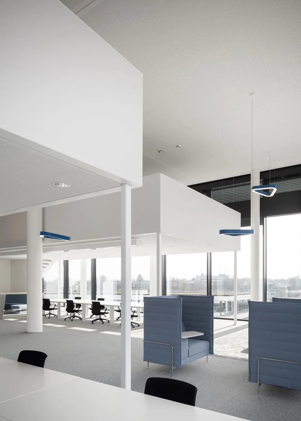 Teilansicht des ALDI Nord Campus mit einer Außenfassade, die die moderne Bauweise zeigt.