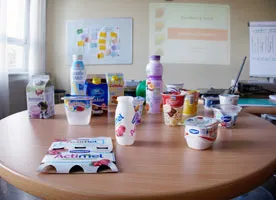 Teilnehmer beim Zuckerquiz des "rundum gesund" Programms, schätzen den Zuckergehalt von Milchprodukten