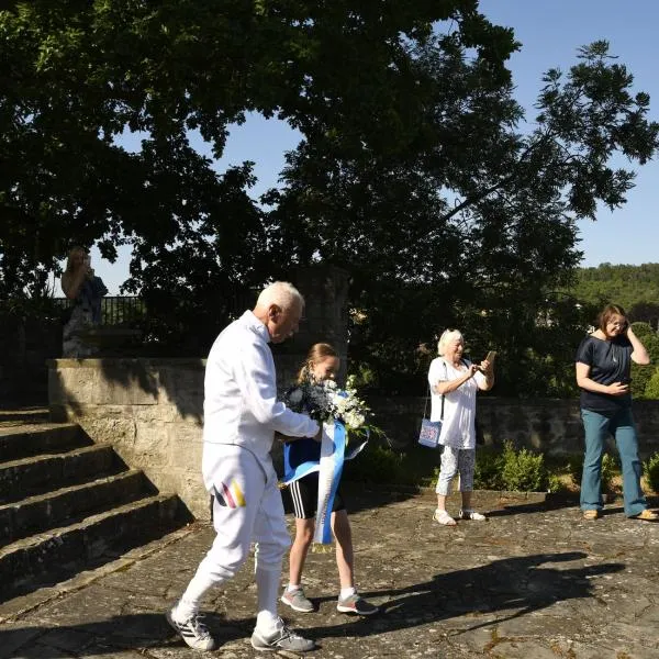 Teilnehmer der 59. Jahnmehrkämpfe versammeln sich zur Eröffnung in Freyburg