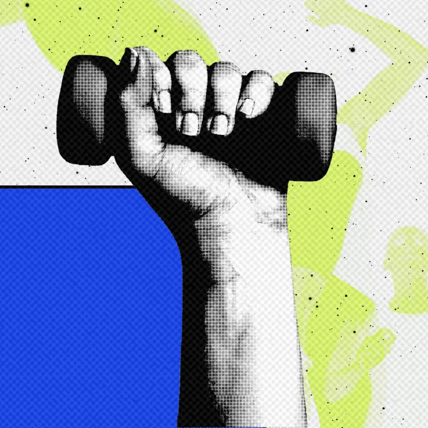 Teilnehmer des Body Camp Mallorca beim Gruppentraining im Freien unter Anleitung eines Trainers, der eine dynamische Übung demonstriert.