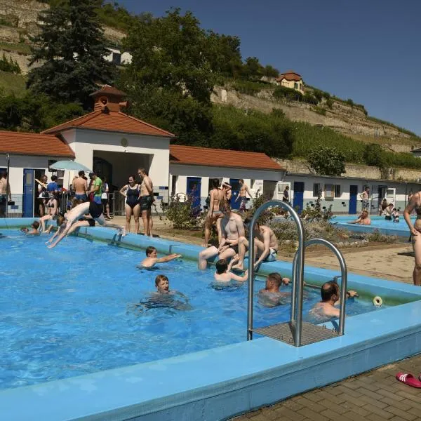 Teilnehmer des Schwimmwettbewerbs bereiten sich vor