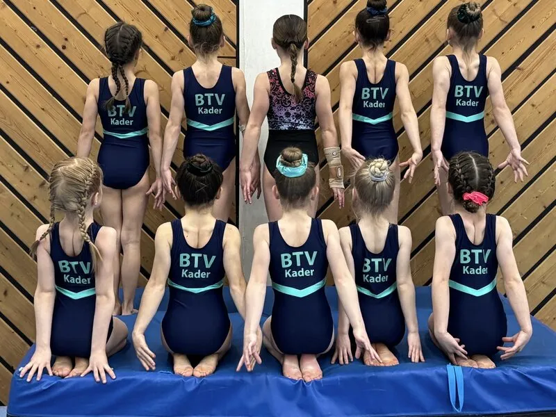 Teilnehmerinnen eines Talentsichtungskaderlehrgangs im Gerätturnen weiblich