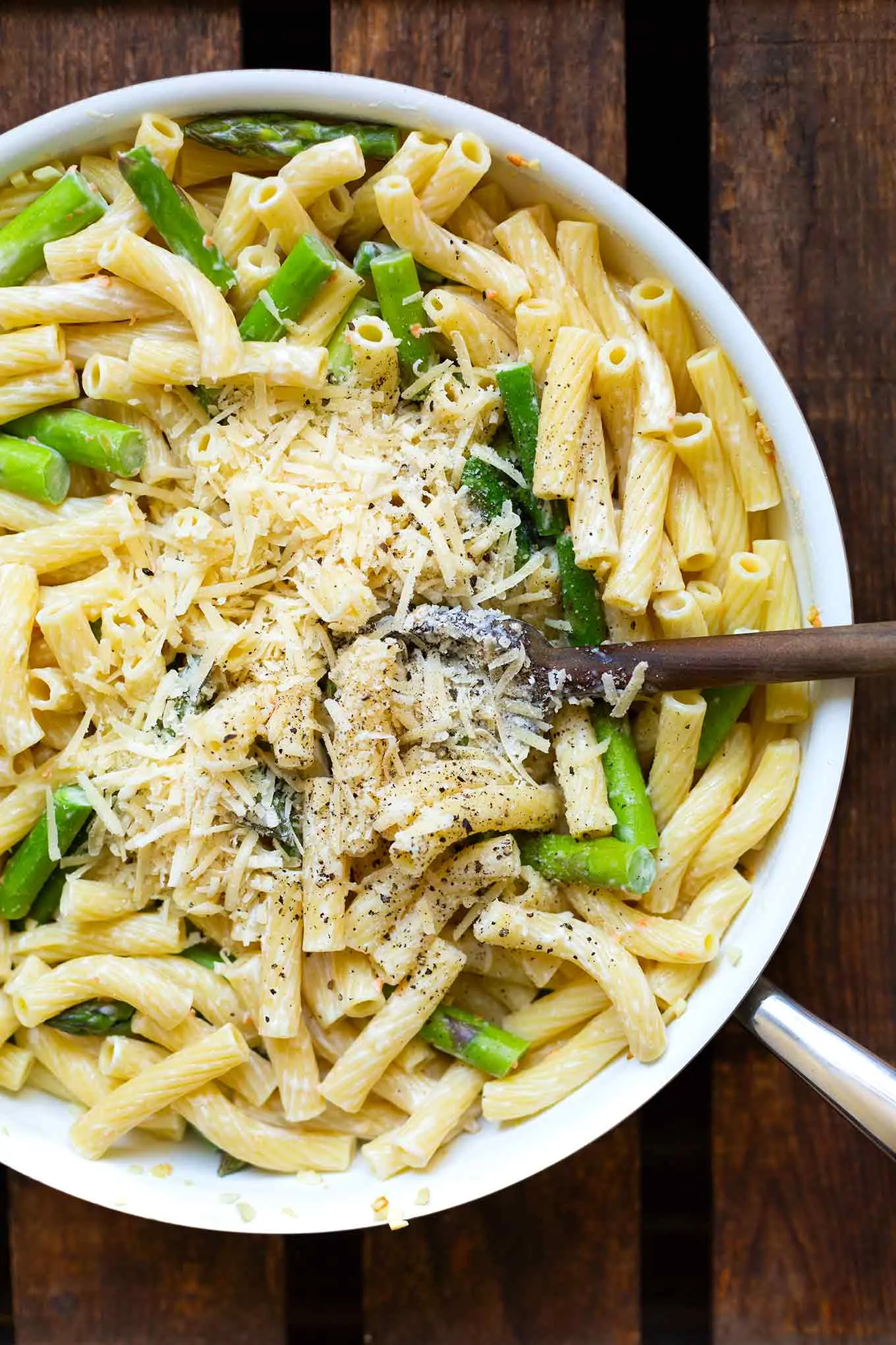 Teller mit einfacher Pasta, grünem Spargel und Parmesan, bereit zum Servieren, ein ideales schnelles Spargelrezept