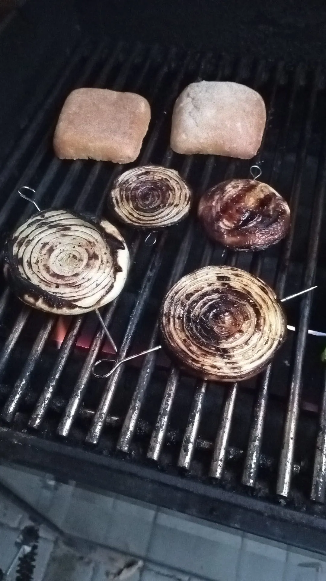 Teller mit gegrilltem Prime Rib, Spargel und gegrillter Zwiebel