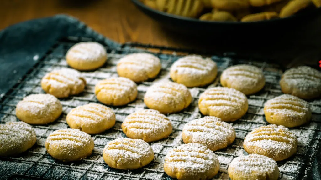 Teller mit goldbraunen schnellen Puddingkeksen, bereit zum Servieren