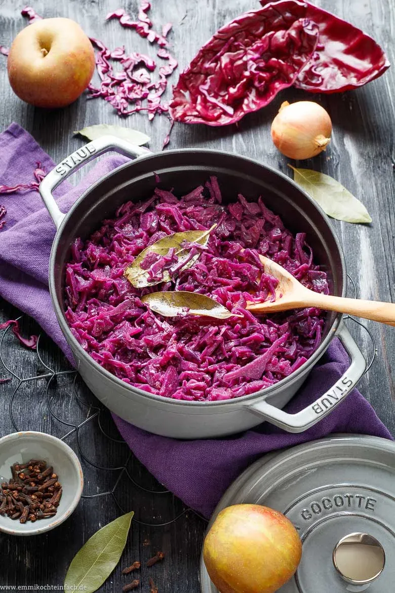 Teller mit klassischen Rinderrouladen, Spätzle und traditionellem Rotkraut als festliche Weihnachtsbeilage