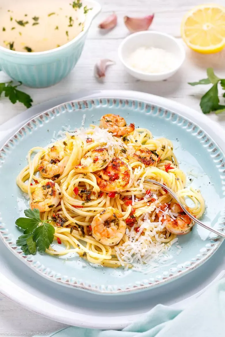 Teller mit leckeren Spaghetti und Garnelen, Knoblauch und Chili, perfekt für ein einfaches Garnelenrezept