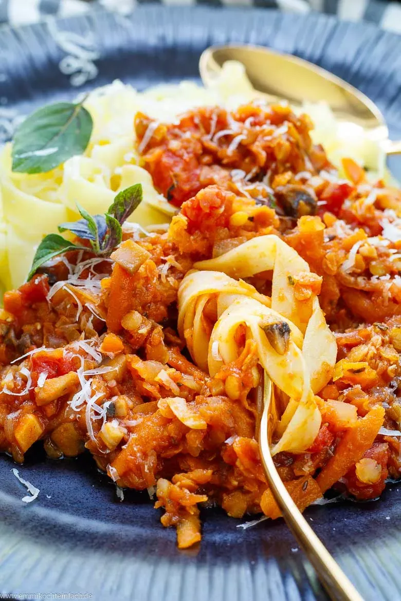 Teller mit roter Linsen Bolognese und Pasta als gesundes Gericht