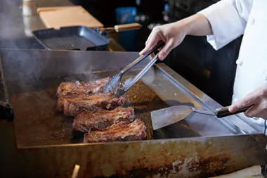 Teppanyaki-Rindfleisch in der Live Kitchen des Hotel Agora Osaka Moriguchi