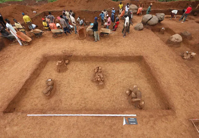 Terrakotta-Deponierung in Ifana 3, umgeben von als Gräber interpretierten Steinsetzungen mit Gefäßen.