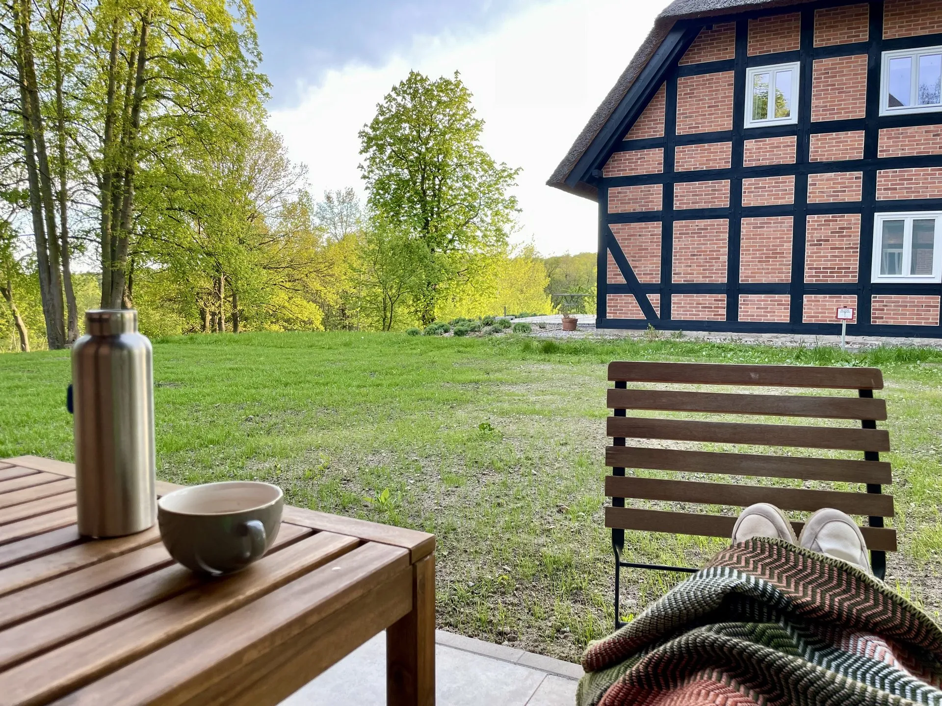 Terrasse der Ferienwohnung im Fliederhaus mit Abendstimmung