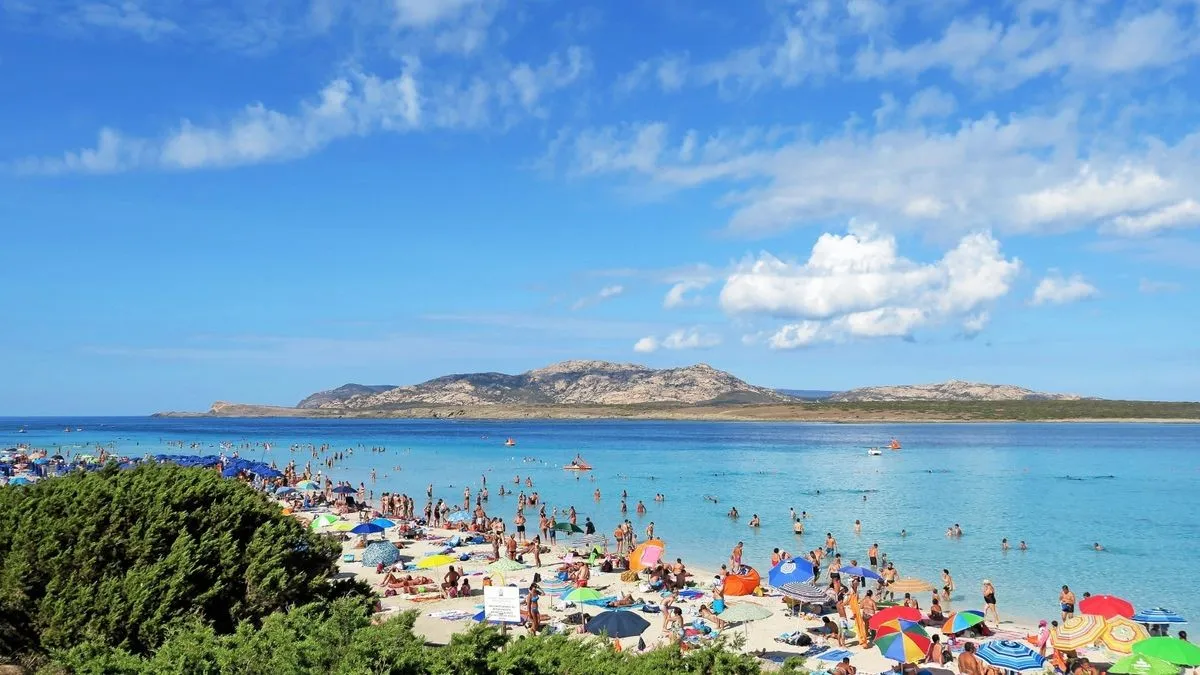 Teure Liegestühle am Strand – unerwartete Kosten im Urlaub