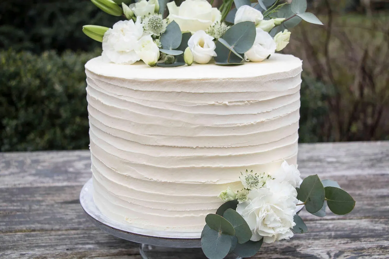 Textur der Swiss Meringue Buttercreme auf der Hochzeitstorte