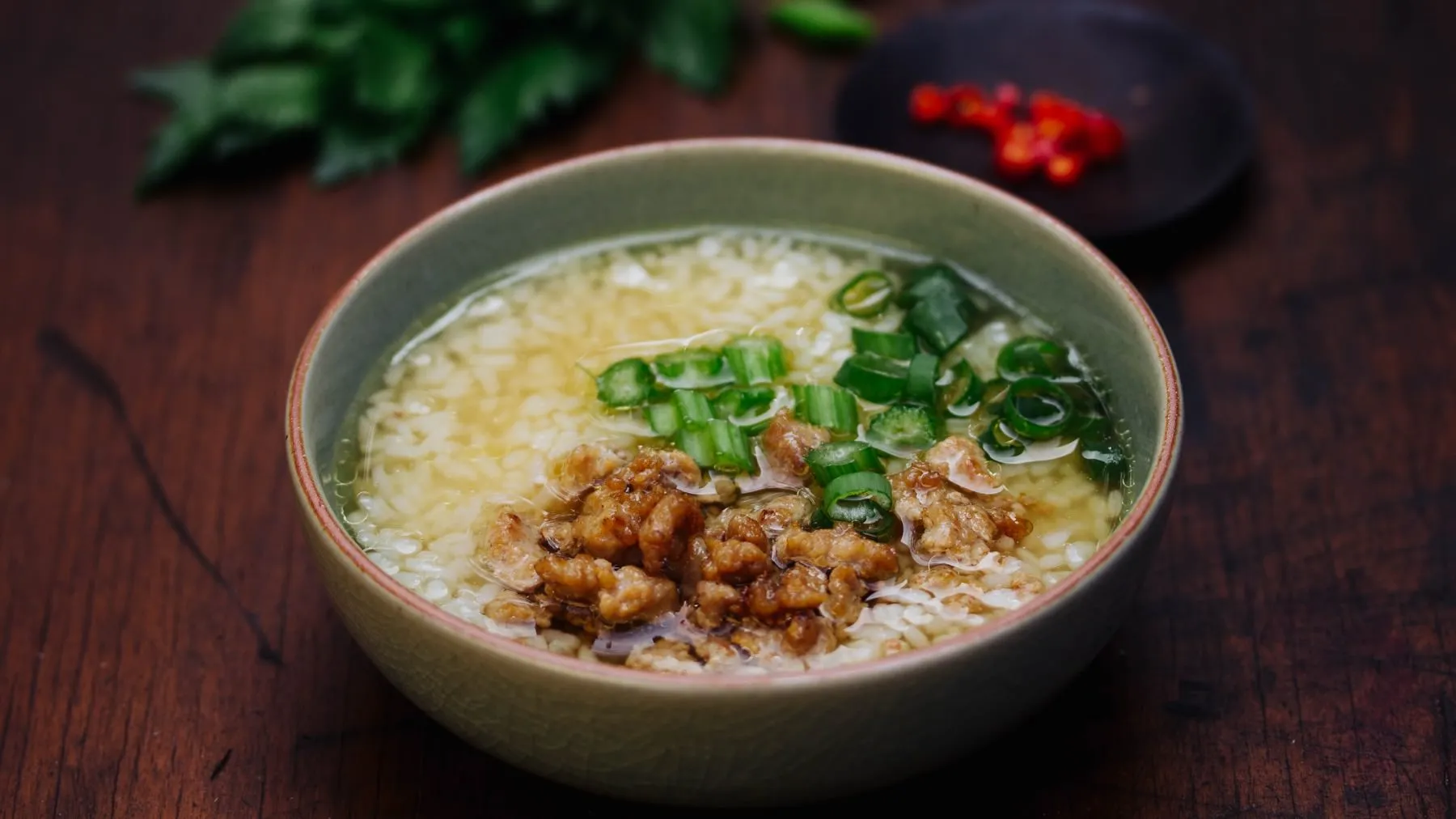 Thai-Reissuppe mit Schweinefleischbällchen