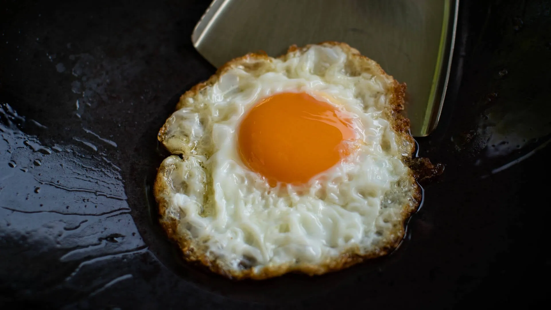 Thai-Spiegeleier in der Pfanne