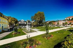 Therme Bad Gleichenberg im Sommer mit Liegestühlen und Sonnenschirmen