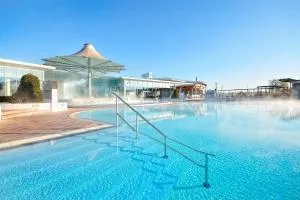 Therme Laa mit Außenpool und Liegebereich