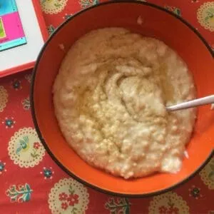 Thermomix Porridge für eine Person von oben in einer orangenen Schüssel